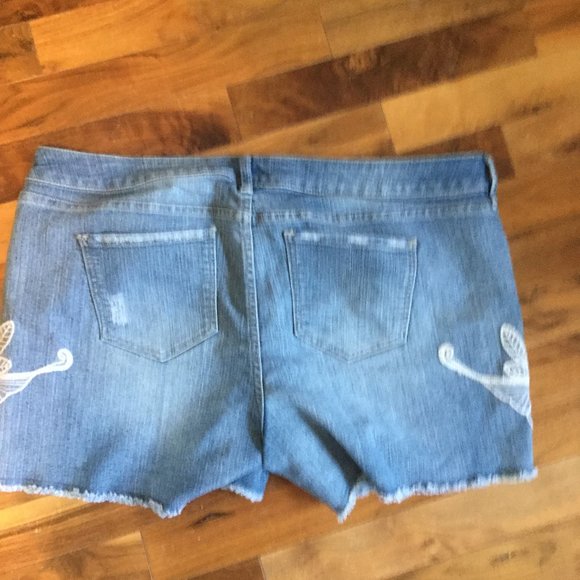 Plus size lace details denim shorts - Picture 3 of 4